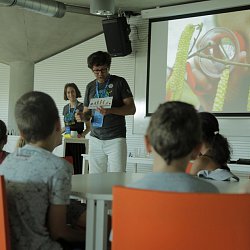 Vedoucím programu GLOBE Honza Blažek vysvětluje žákům, jak se vyvinul člověk badatelský.